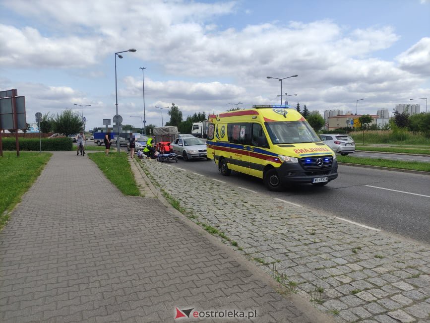 Wypadek przy rondzie Kupiszewskiego. Rowerzystka pod kołami osobówki z przyczepką [19.07.2021] - zdjęcie #4 - eOstroleka.pl