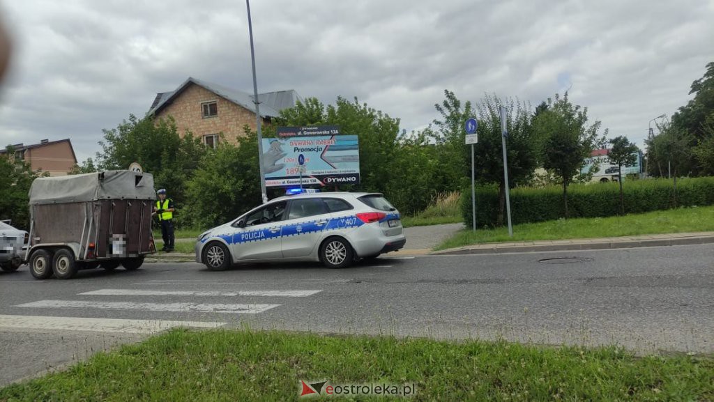 Wypadek przy rondzie Kupiszewskiego. Rowerzystka pod kołami osobówki z przyczepką [19.07.2021] - zdjęcie #8 - eOstroleka.pl