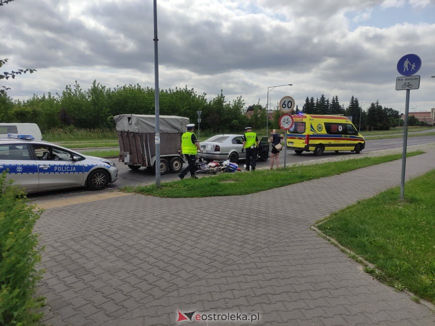 Wypadek przy rondzie Kupiszewskiego. Rowerzystka pod kołami osobówki z przyczepką [19.07.2021] - zdjęcie #5 - eOstroleka.pl
