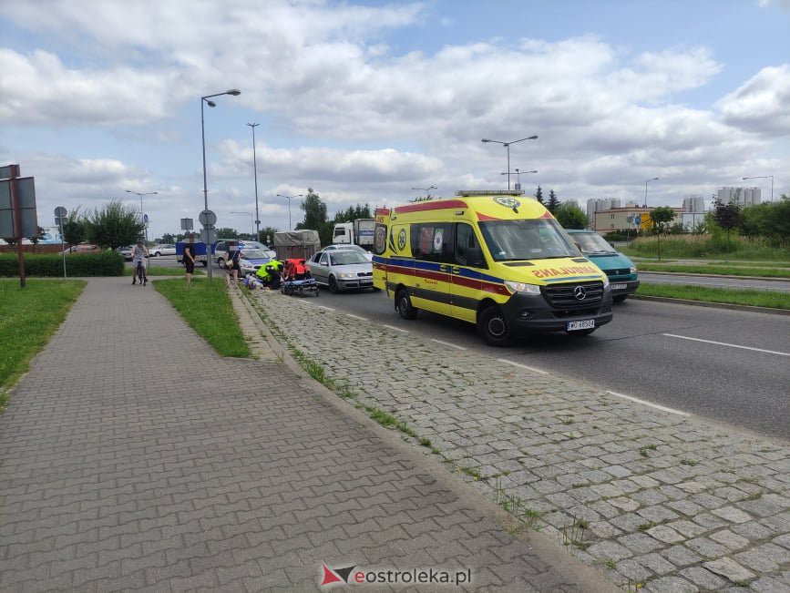 Wypadek przy rondzie Kupiszewskiego. Rowerzystka pod kołami osobówki z przyczepką [19.07.2021] - zdjęcie #11 - eOstroleka.pl