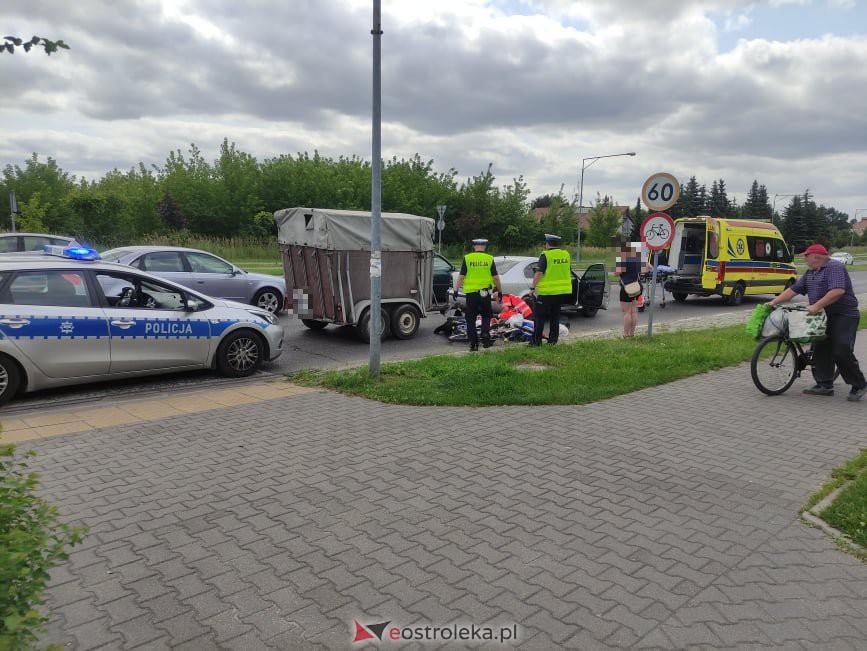 Wypadek przy rondzie Kupiszewskiego. Rowerzystka pod kołami osobówki z przyczepką [19.07.2021] - zdjęcie #13 - eOstroleka.pl