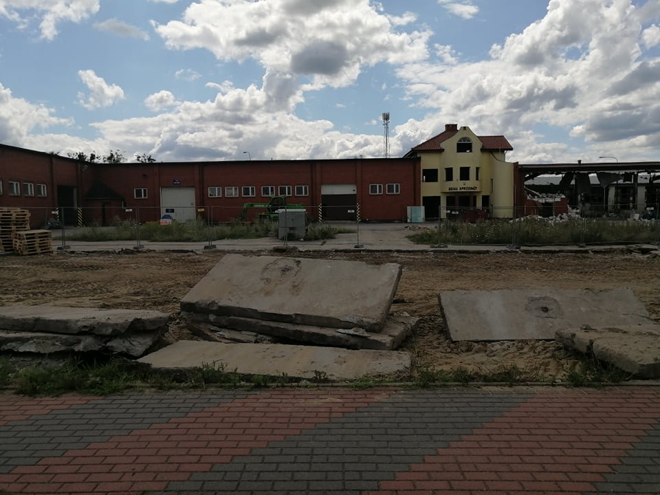 Trwa rozbiórka budynków przy Zawadzkiego. Co tam powstanie? [20.07.2021] - zdjęcie #1 - eOstroleka.pl