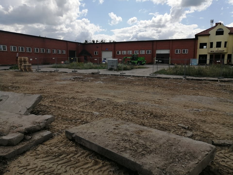 Trwa rozbiórka budynków przy Zawadzkiego. Co tam powstanie? [20.07.2021] - zdjęcie #2 - eOstroleka.pl
