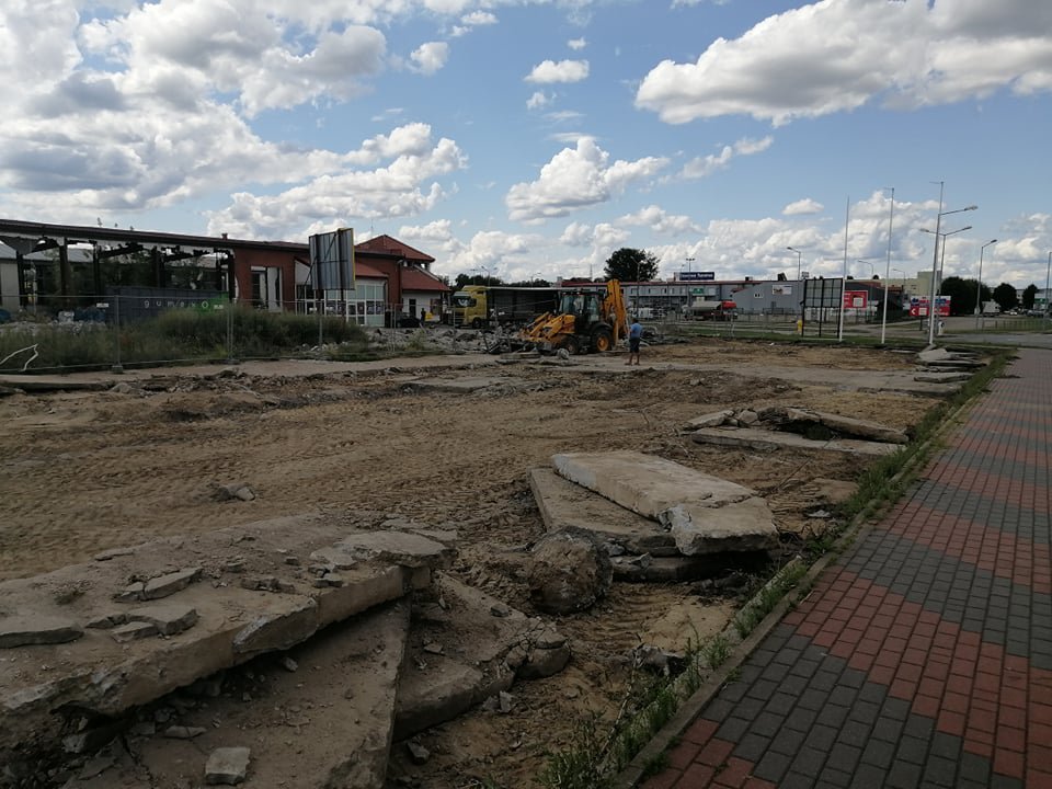Trwa rozbiórka budynków przy Zawadzkiego. Co tam powstanie? [20.07.2021] - zdjęcie #3 - eOstroleka.pl