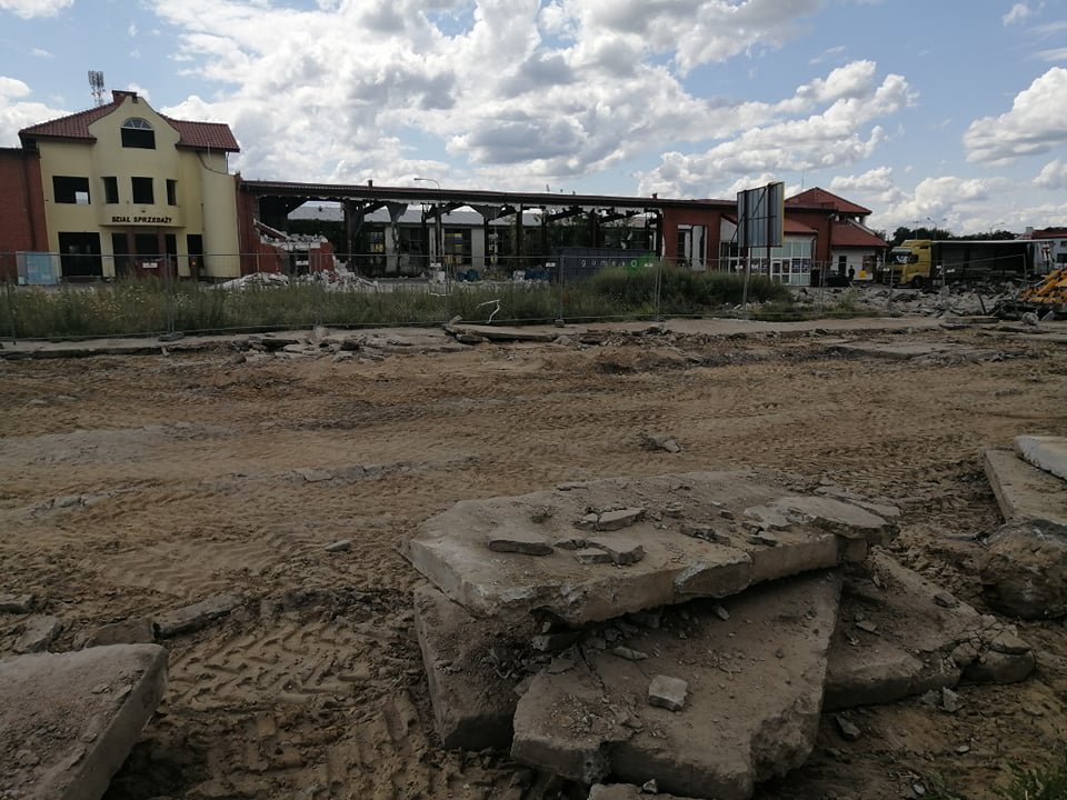 Trwa rozbiórka budynków przy Zawadzkiego. Co tam powstanie? [20.07.2021] - zdjęcie #4 - eOstroleka.pl