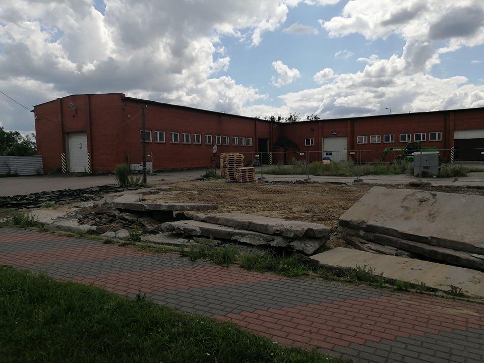 Trwa rozbiórka budynków przy Zawadzkiego. Co tam powstanie? [20.07.2021] - zdjęcie #5 - eOstroleka.pl