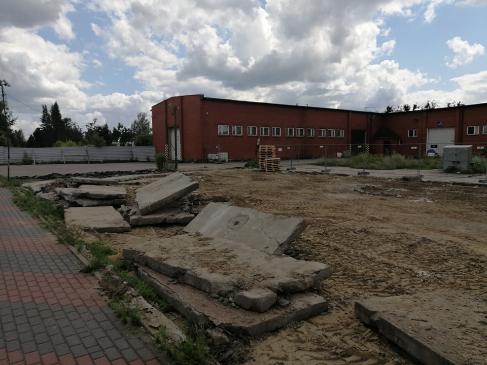 Trwa rozbiórka budynków przy Zawadzkiego. Co tam powstanie? [20.07.2021] - zdjęcie #6 - eOstroleka.pl