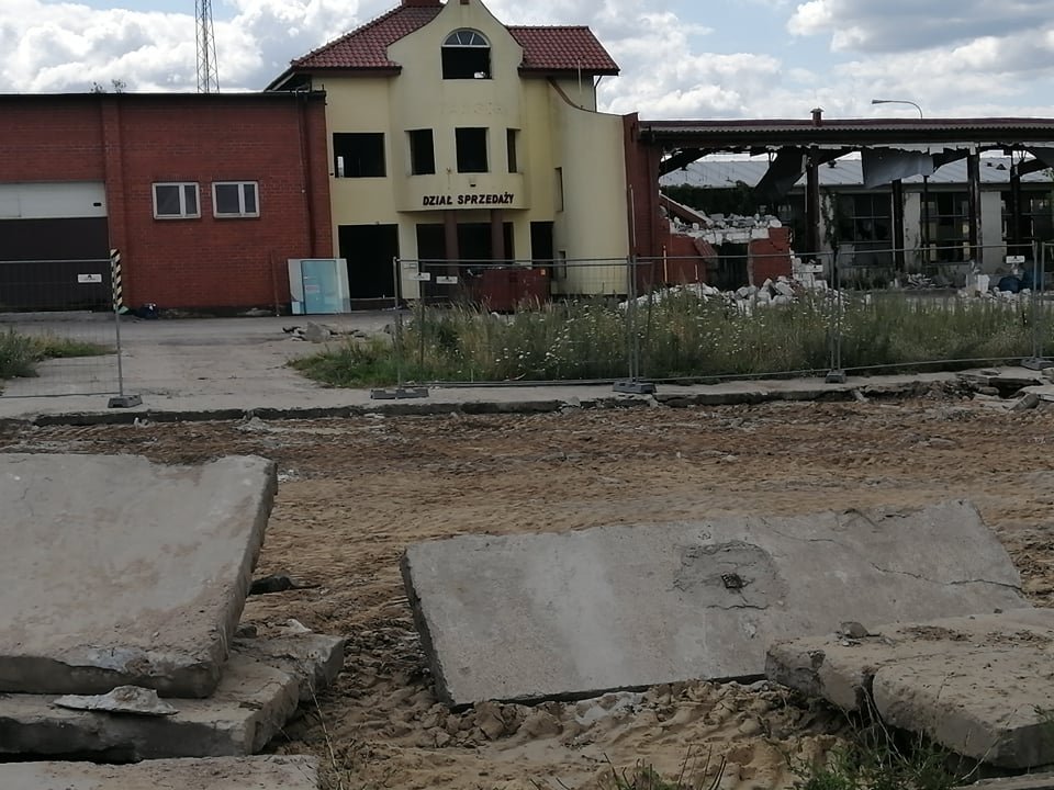 Trwa rozbiórka budynków przy Zawadzkiego. Co tam powstanie? [20.07.2021] - zdjęcie #7 - eOstroleka.pl