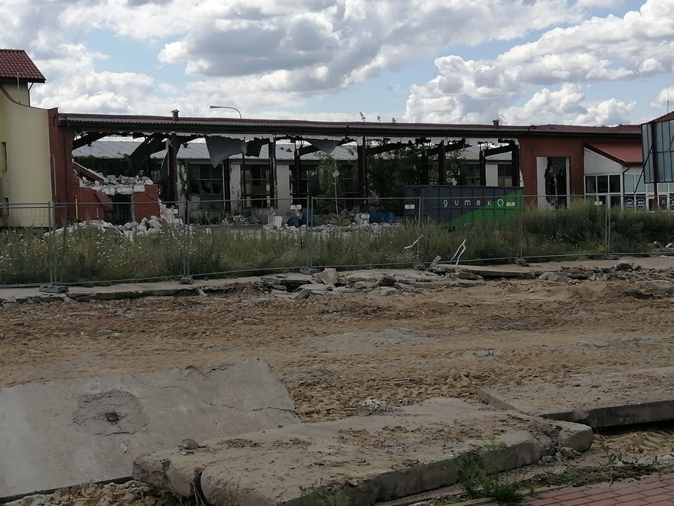 Trwa rozbiórka budynków przy Zawadzkiego. Co tam powstanie? [20.07.2021] - zdjęcie #8 - eOstroleka.pl