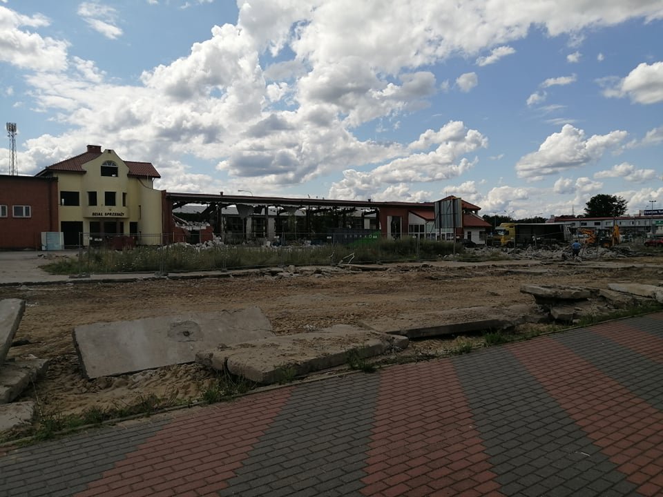 Trwa rozbiórka budynków przy Zawadzkiego. Co tam powstanie? [20.07.2021] - zdjęcie #9 - eOstroleka.pl