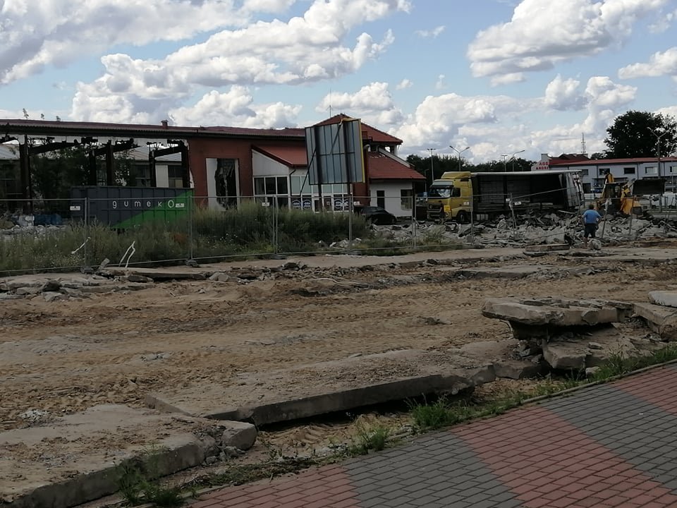 Trwa rozbiórka budynków przy Zawadzkiego. Co tam powstanie? [20.07.2021] - zdjęcie #11 - eOstroleka.pl