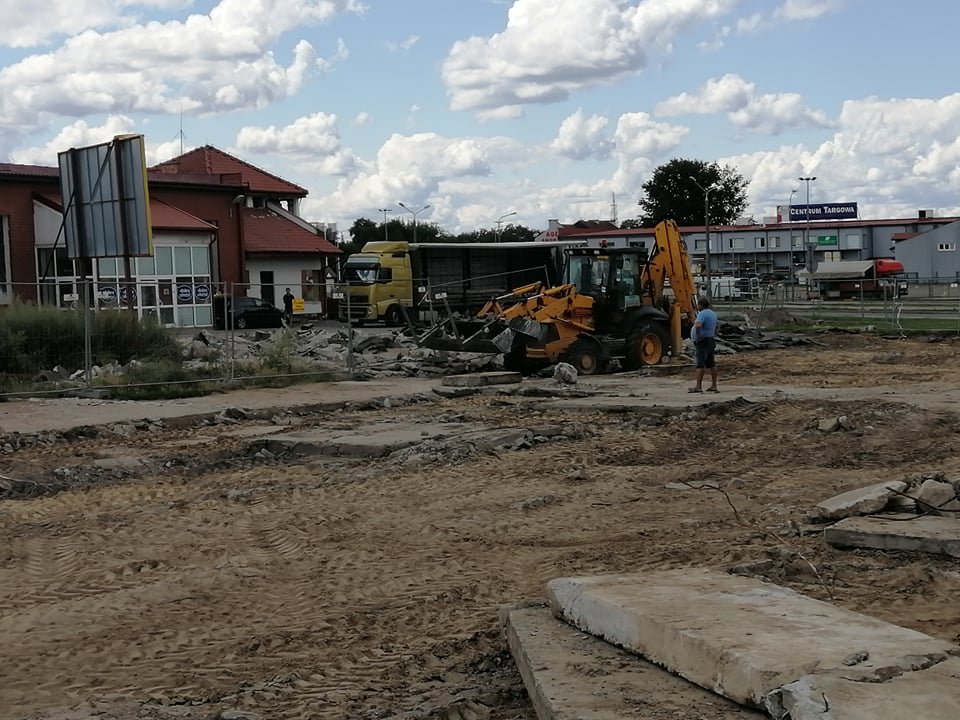 Trwa rozbiórka budynków przy Zawadzkiego. Co tam powstanie? [20.07.2021] - zdjęcie #12 - eOstroleka.pl