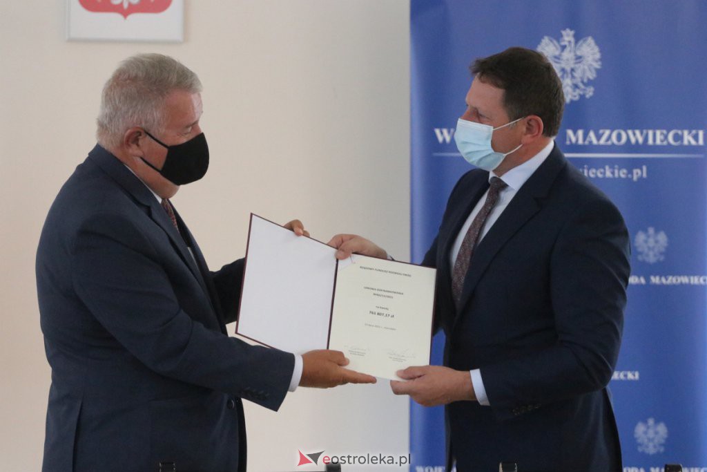 Uroczystość podpisania umów w ramach Rządowego Funduszu Rozwoju Dróg z samorządami z regionu ostrołęckiego [23.07.2021] - zdjęcie #14 - eOstroleka.pl