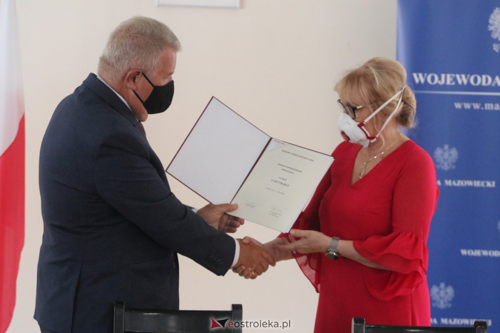 Uroczystość podpisania umów w ramach Rządowego Funduszu Rozwoju Dróg z samorządami z regionu ostrołęckiego [23.07.2021] - zdjęcie #19 - eOstroleka.pl