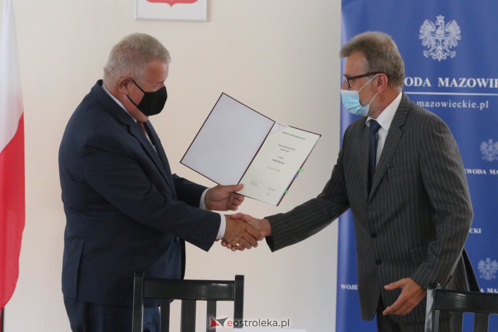 Uroczystość podpisania umów w ramach Rządowego Funduszu Rozwoju Dróg z samorządami z regionu ostrołęckiego [23.07.2021] - zdjęcie #23 - eOstroleka.pl