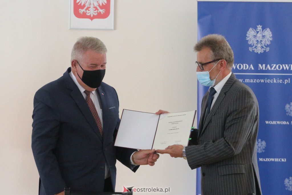 Uroczystość podpisania umów w ramach Rządowego Funduszu Rozwoju Dróg z samorządami z regionu ostrołęckiego [23.07.2021] - zdjęcie #24 - eOstroleka.pl