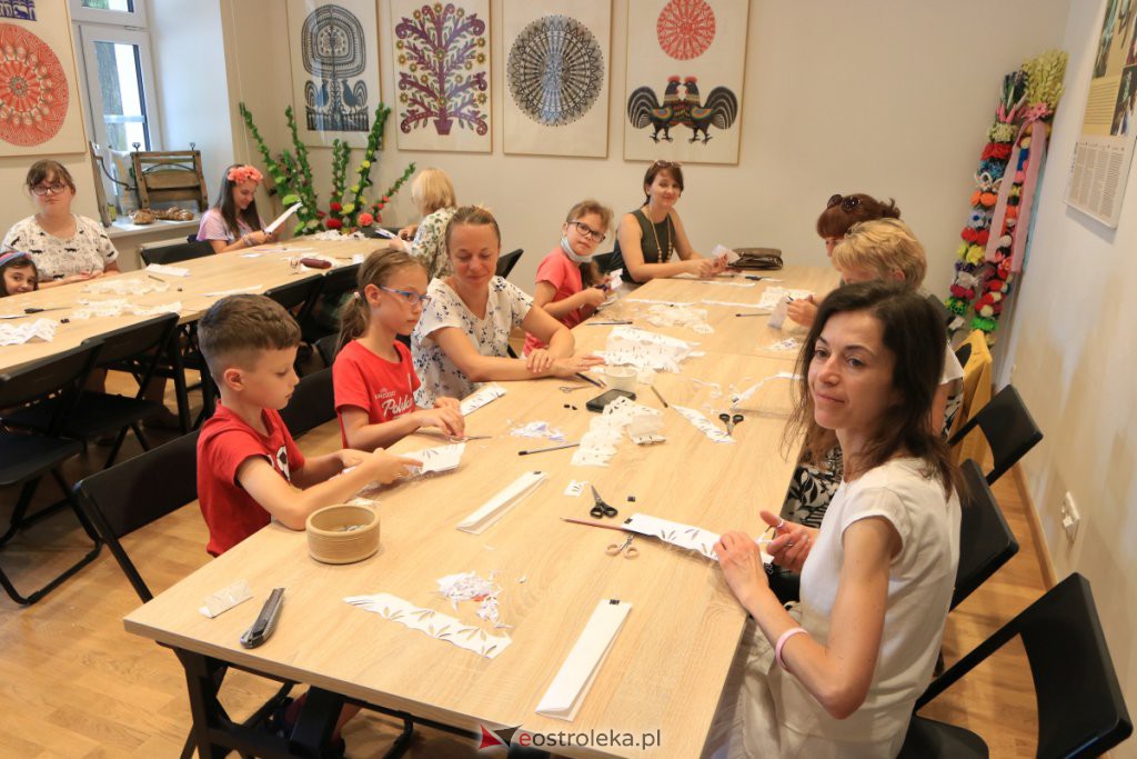W ostrołęckim muzeum uczyli jak samodzielnie wykonać kurpiowską „firanecke” [25.07.2021] - zdjęcie #1 - eOstroleka.pl