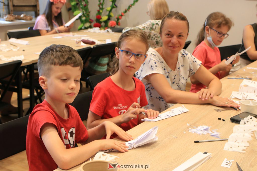 W ostrołęckim muzeum uczyli jak samodzielnie wykonać kurpiowską „firanecke” [25.07.2021] - zdjęcie #2 - eOstroleka.pl