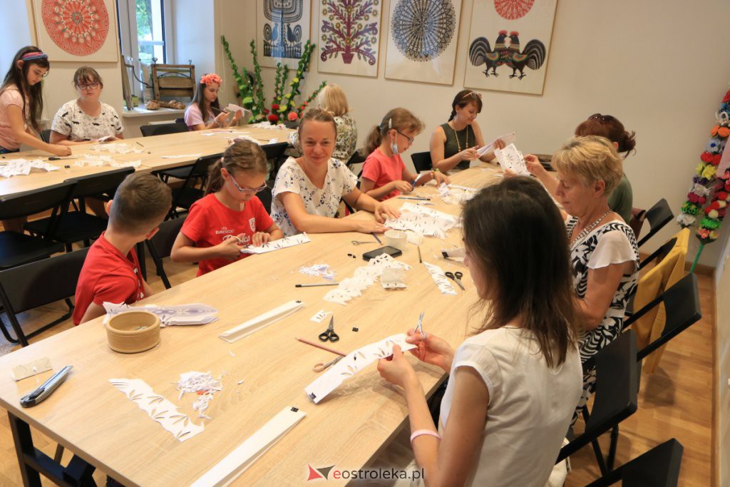 W ostrołęckim muzeum uczyli jak samodzielnie wykonać kurpiowską „firanecke” [25.07.2021] - zdjęcie #4 - eOstroleka.pl