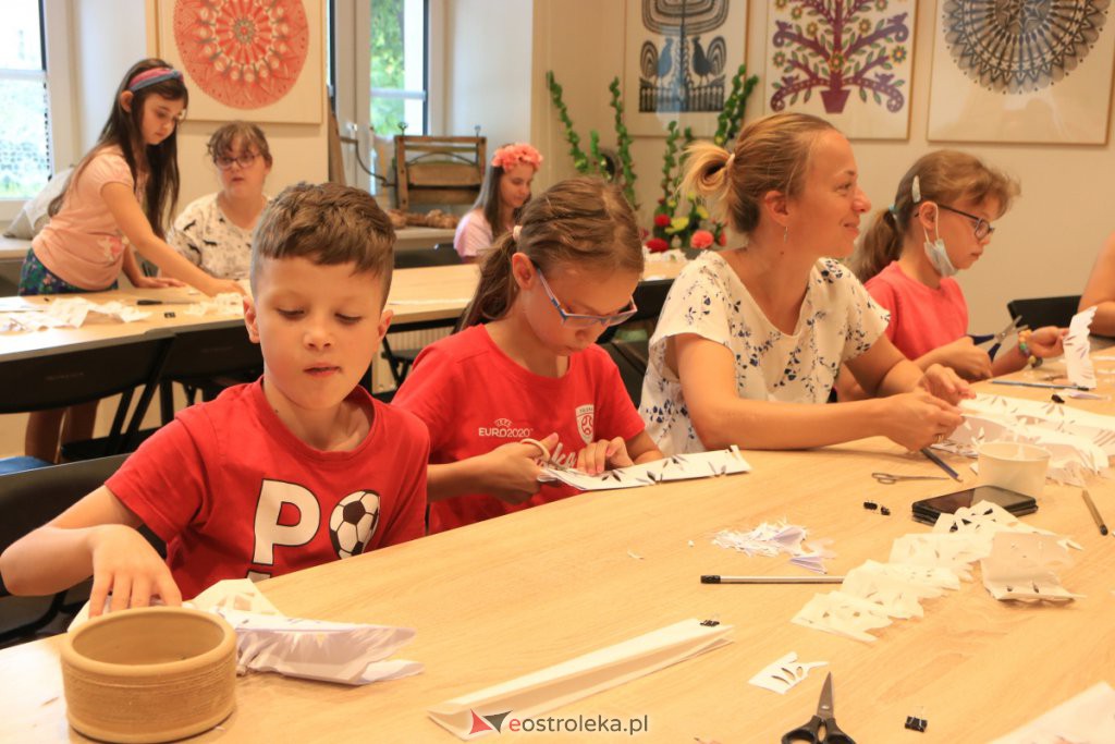 W ostrołęckim muzeum uczyli jak samodzielnie wykonać kurpiowską „firanecke” [25.07.2021] - zdjęcie #5 - eOstroleka.pl