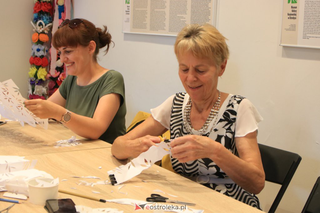 W ostrołęckim muzeum uczyli jak samodzielnie wykonać kurpiowską „firanecke” [25.07.2021] - zdjęcie #7 - eOstroleka.pl