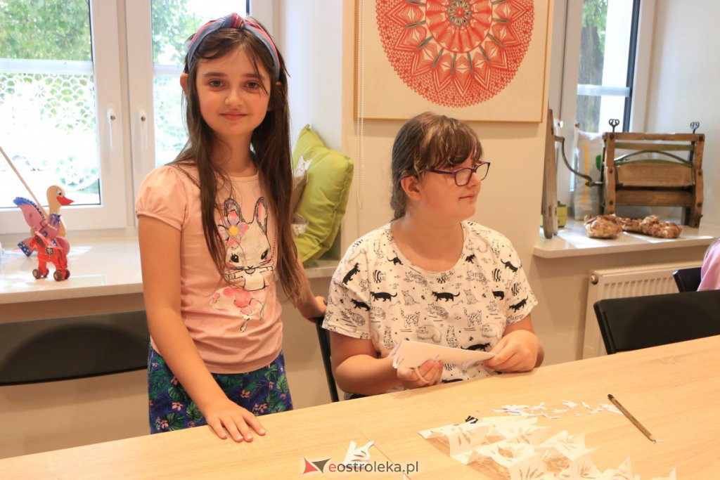 W ostrołęckim muzeum uczyli jak samodzielnie wykonać kurpiowską „firanecke” [25.07.2021] - zdjęcie #10 - eOstroleka.pl