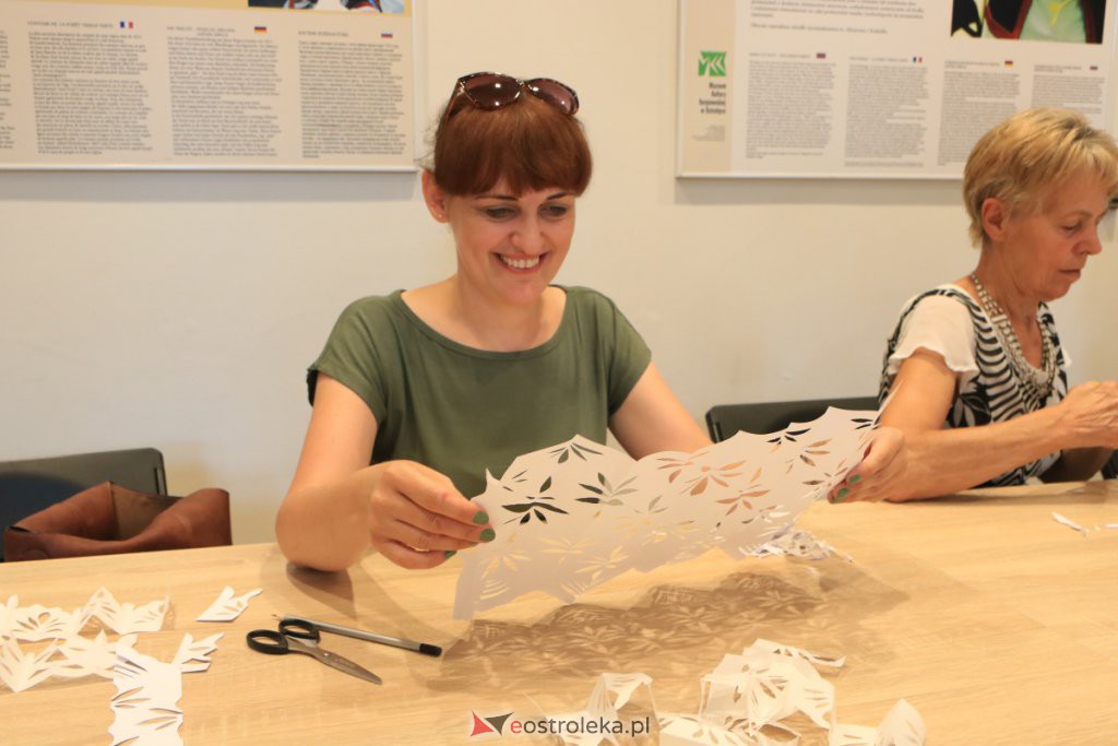 W ostrołęckim muzeum uczyli jak samodzielnie wykonać kurpiowską „firanecke” [25.07.2021] - zdjęcie #12 - eOstroleka.pl
