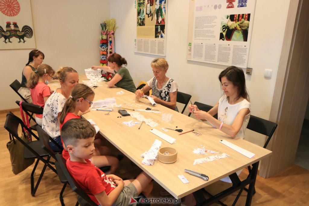W ostrołęckim muzeum uczyli jak samodzielnie wykonać kurpiowską „firanecke” [25.07.2021] - zdjęcie #15 - eOstroleka.pl