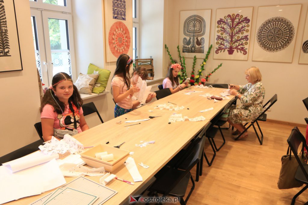 W ostrołęckim muzeum uczyli jak samodzielnie wykonać kurpiowską „firanecke” [25.07.2021] - zdjęcie #16 - eOstroleka.pl