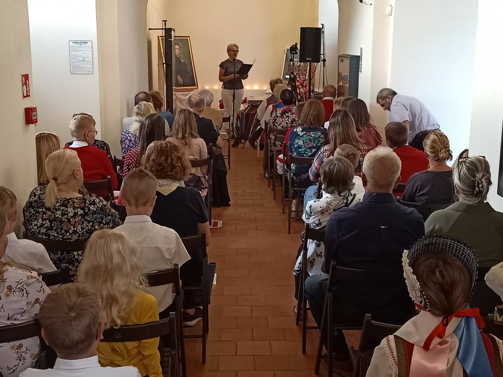 Noc Poezji w myszynieckiej dzwonnicy. W hołdzie ks. Skierkowskiemu [21.07.2021] - zdjęcie #27 - eOstroleka.pl