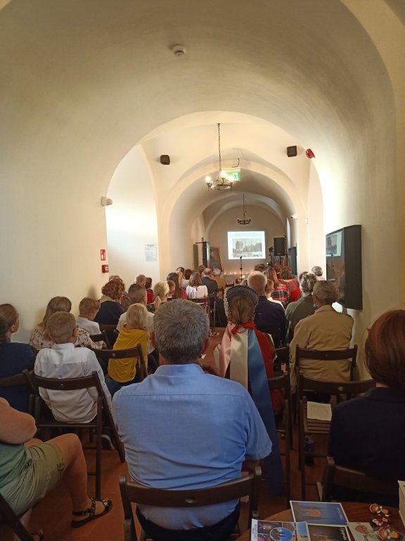 Noc Poezji w myszynieckiej dzwonnicy. W hołdzie ks. Skierkowskiemu [21.07.2021] - zdjęcie #9 - eOstroleka.pl