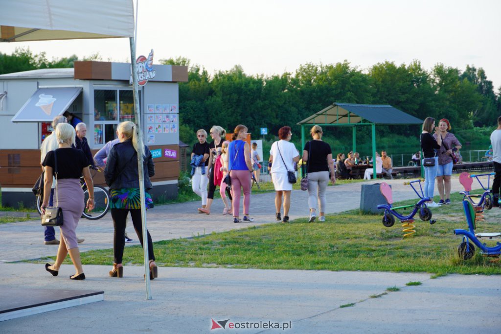 Potańcówka na Plaży Miejskiej w Ostrołęce [08.08.2021] - zdjęcie #31 - eOstroleka.pl