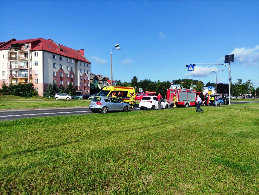 Zderzenie dwóch aut przy al. Jana Pawła II [12.08.2021] - zdjęcie #1 - eOstroleka.pl