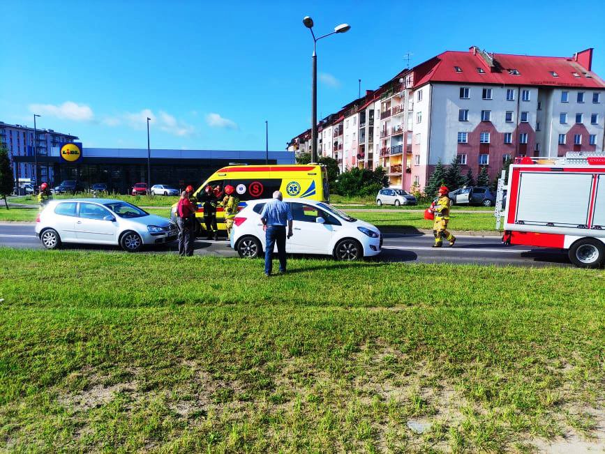 Zderzenie dwóch aut przy al. Jana Pawła II [12.08.2021] - zdjęcie #5 - eOstroleka.pl