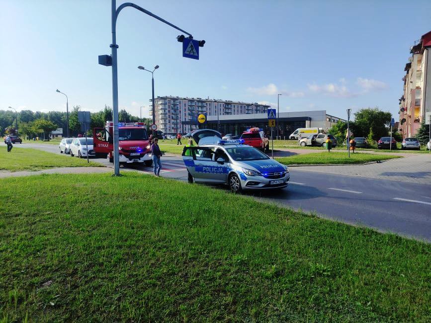 Zderzenie dwóch aut przy al. Jana Pawła II [12.08.2021] - zdjęcie #6 - eOstroleka.pl