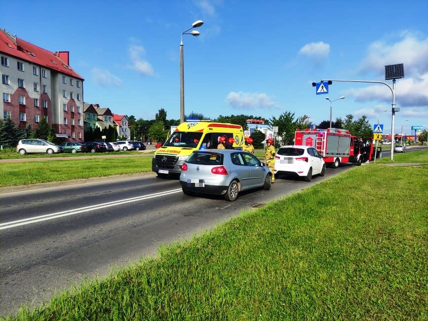 Zderzenie dwóch aut przy al. Jana Pawła II [12.08.2021] - zdjęcie #8 - eOstroleka.pl