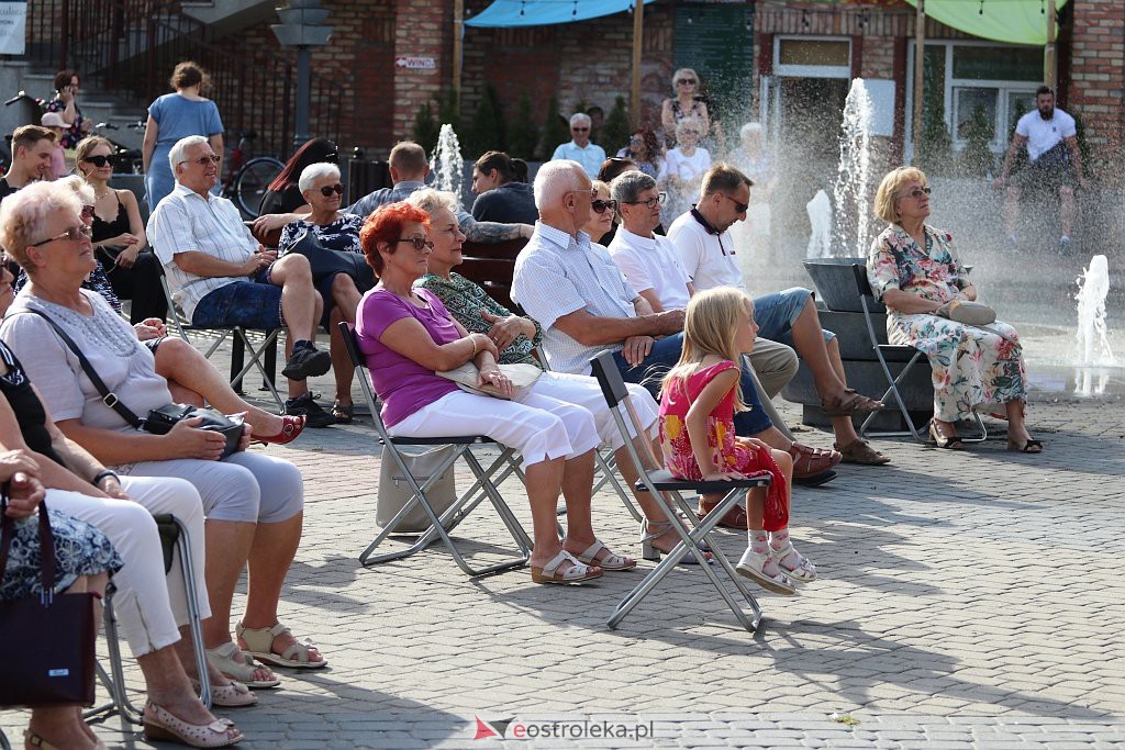 Koncert piosenek XX-lecia międzywojennego [15.08.2021] - zdjęcie #27 - eOstroleka.pl