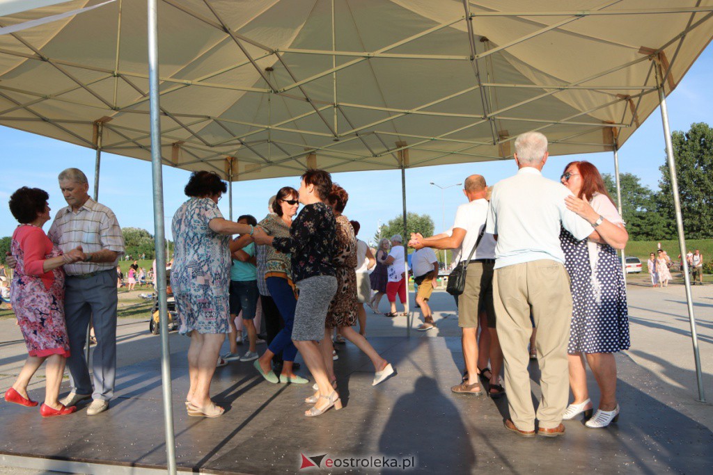 Letnia potańcówka na plaży miejskiej [15.08.2021] - zdjęcie #1 - eOstroleka.pl