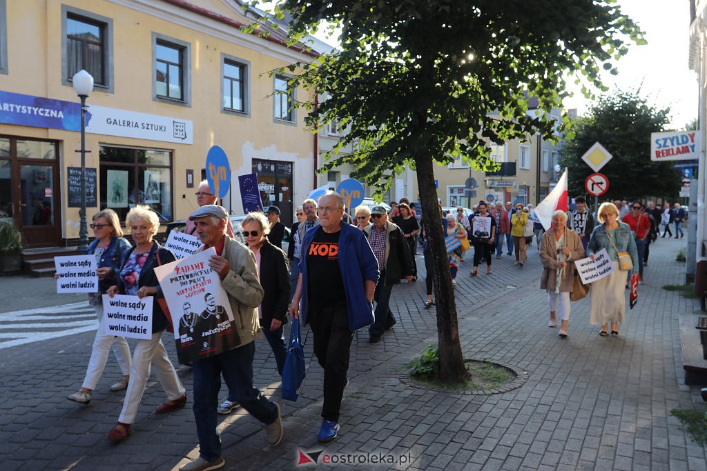 Protest  Wolne Sądy, Wolne Media, Wolne Szkoły, Wolni Ludzie [18.08.2021] - zdjęcie #32 - eOstroleka.pl