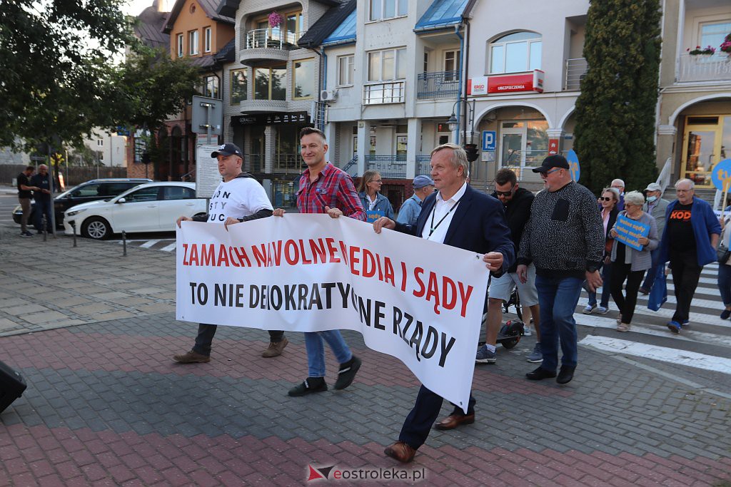 Protest  Wolne Sądy, Wolne Media, Wolne Szkoły, Wolni Ludzie [18.08.2021] - zdjęcie #34 - eOstroleka.pl