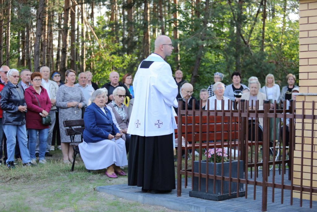 Nowa kapliczka z odrestaurowaną figurką Matki Boskiej na osiedlu Łazek oficjalnie poświęcona [18.08.2021] - zdjęcie #1 - eOstroleka.pl