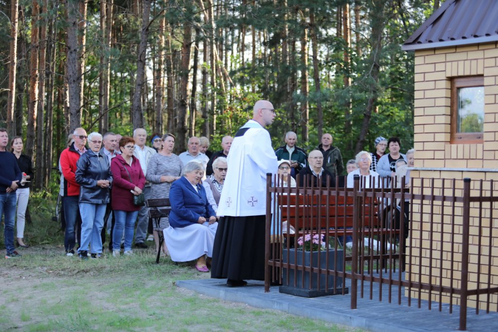 Nowa kapliczka z odrestaurowaną figurką Matki Boskiej na osiedlu Łazek oficjalnie poświęcona [18.08.2021] - zdjęcie #2 - eOstroleka.pl