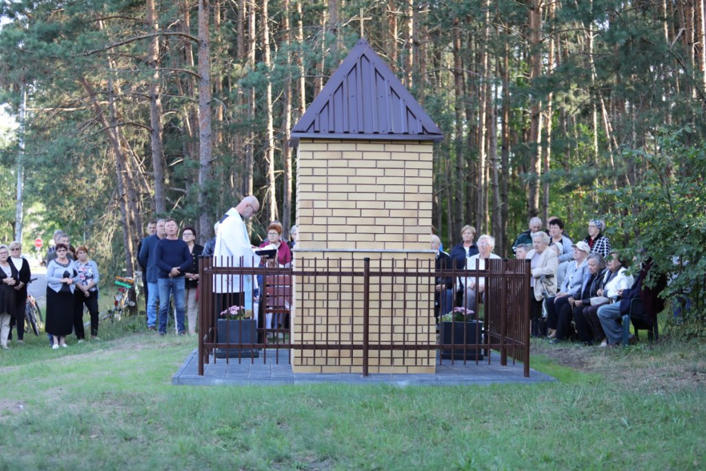 Nowa kapliczka z odrestaurowaną figurką Matki Boskiej na osiedlu Łazek oficjalnie poświęcona [18.08.2021] - zdjęcie #3 - eOstroleka.pl