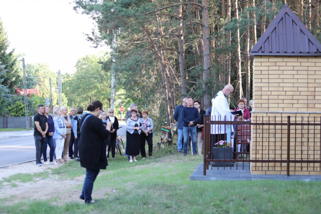 Nowa kapliczka z odrestaurowaną figurką Matki Boskiej na osiedlu Łazek oficjalnie poświęcona [18.08.2021] - zdjęcie #4 - eOstroleka.pl