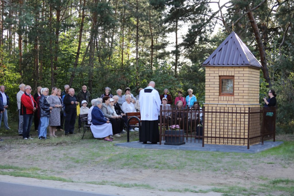 Nowa kapliczka z odrestaurowaną figurką Matki Boskiej na osiedlu Łazek oficjalnie poświęcona [18.08.2021] - zdjęcie #6 - eOstroleka.pl