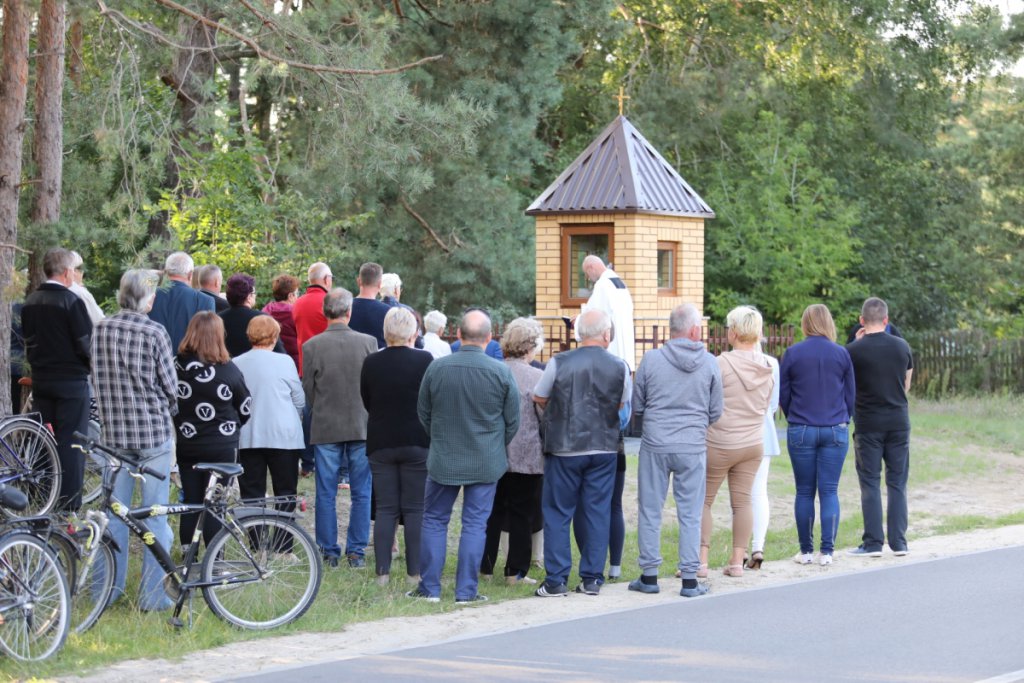 Nowa kapliczka z odrestaurowaną figurką Matki Boskiej na osiedlu Łazek oficjalnie poświęcona [18.08.2021] - zdjęcie #8 - eOstroleka.pl