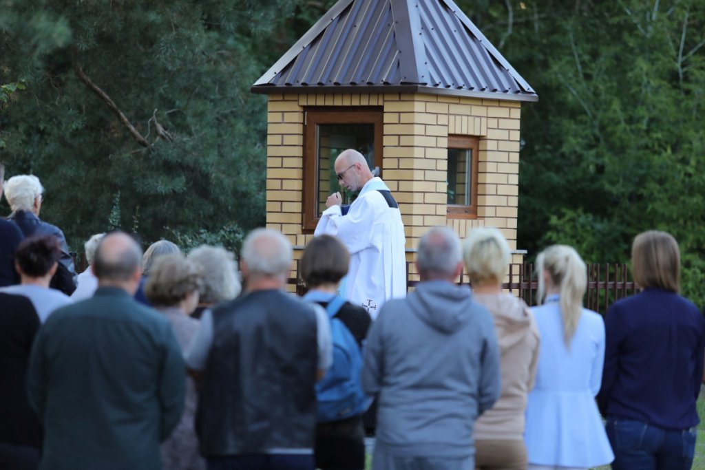 Nowa kapliczka z odrestaurowaną figurką Matki Boskiej na osiedlu Łazek oficjalnie poświęcona [18.08.2021] - zdjęcie #9 - eOstroleka.pl