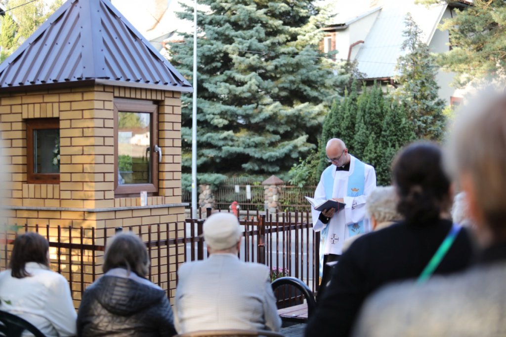 Nowa kapliczka z odrestaurowaną figurką Matki Boskiej na osiedlu Łazek oficjalnie poświęcona [18.08.2021] - zdjęcie #11 - eOstroleka.pl