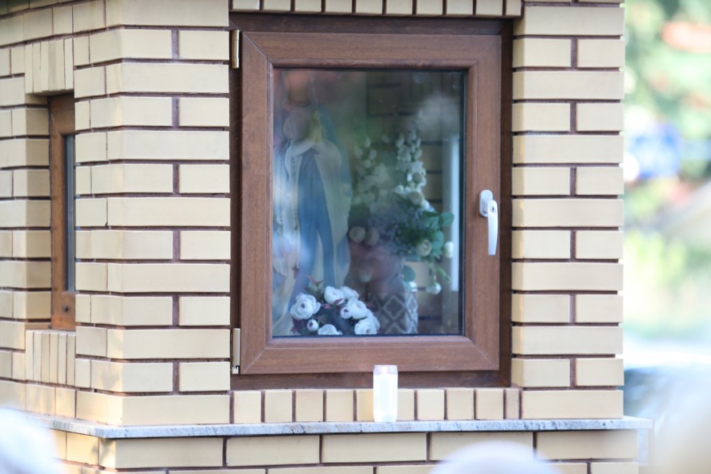 Nowa kapliczka z odrestaurowaną figurką Matki Boskiej na osiedlu Łazek oficjalnie poświęcona [18.08.2021] - zdjęcie #12 - eOstroleka.pl