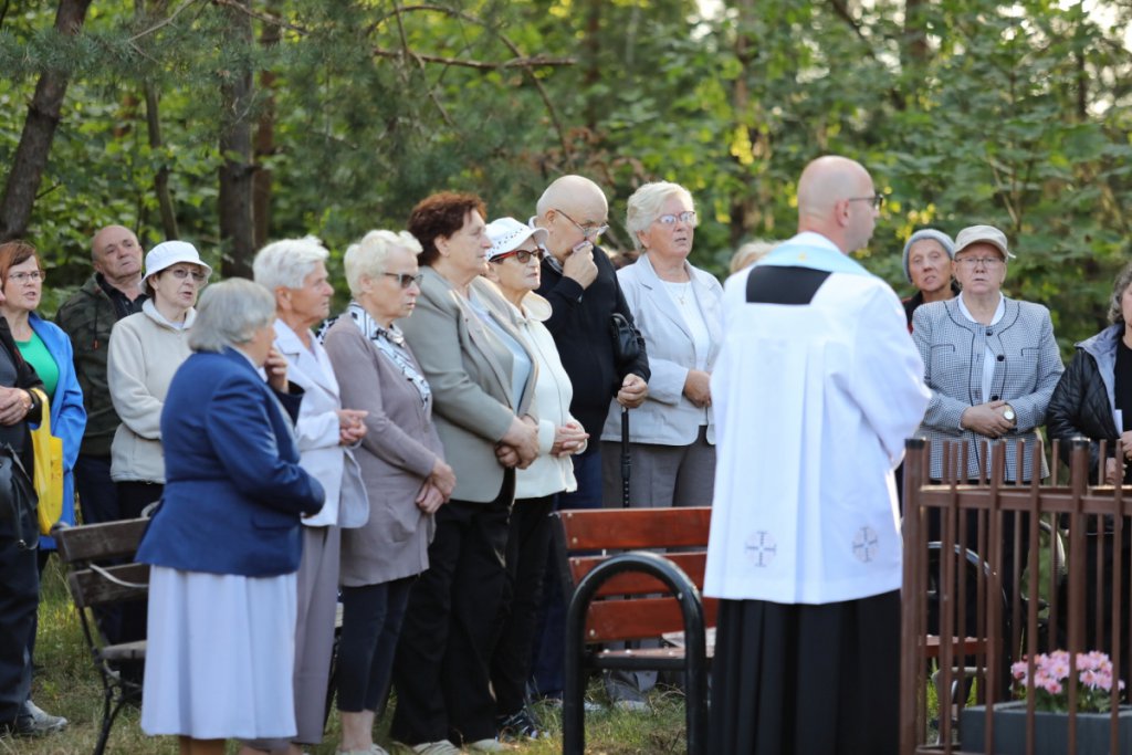 Nowa kapliczka z odrestaurowaną figurką Matki Boskiej na osiedlu Łazek oficjalnie poświęcona [18.08.2021] - zdjęcie #13 - eOstroleka.pl